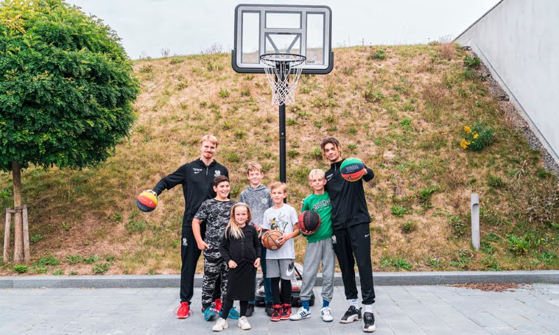 Basketspillere fra Svendborg Rabbits og glade boern til Elektrisk Dag 2022